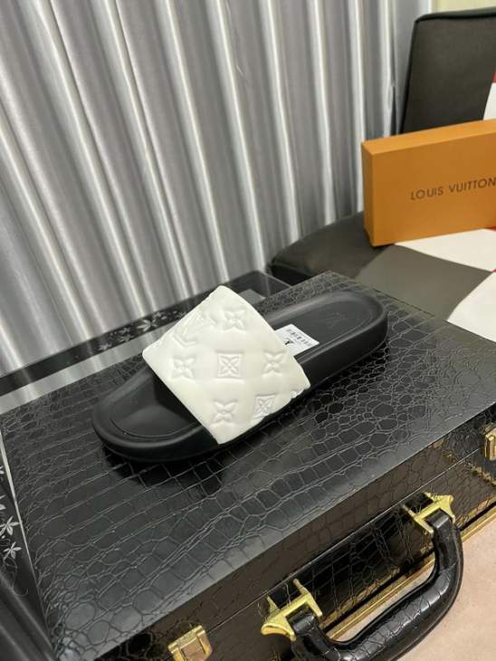 Picture of Louis Vuitton Slippers _SKULVsz38-44hnh03351016